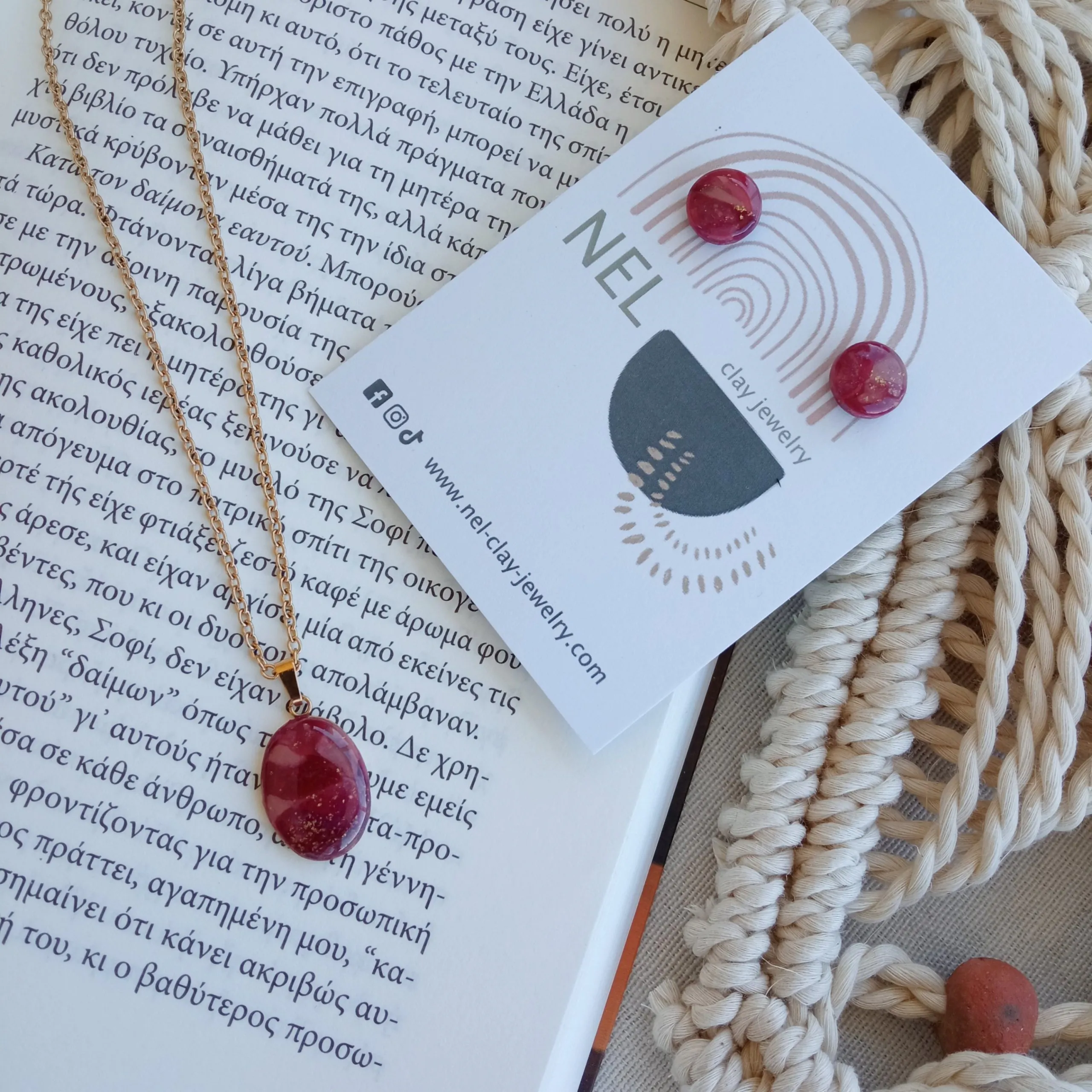 Marbled burgundy set of pendant necklace and stud earrings Nel