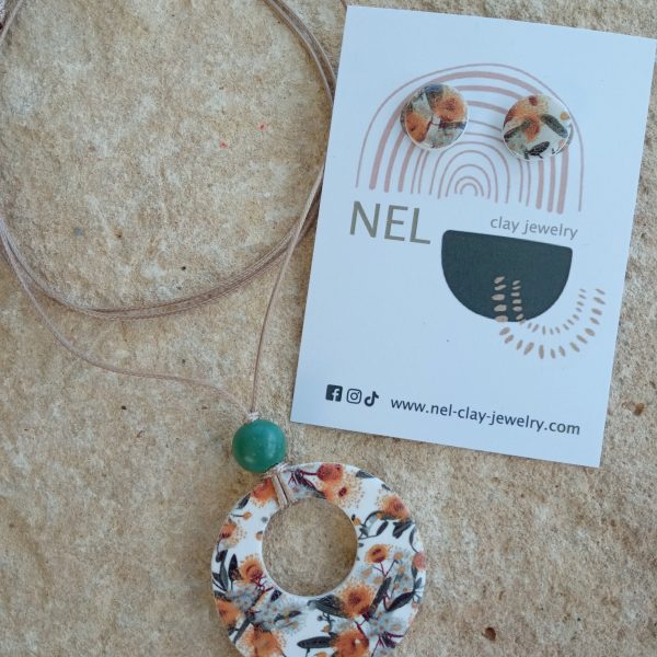 Set of floral pendant necklace and stud earrings